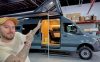 Homme pointant un van aménagé avec un espace de vie et un toit relevable.