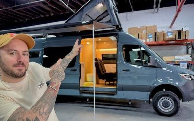 Homme pointant un van aménagé avec un espace de vie et un toit relevable.