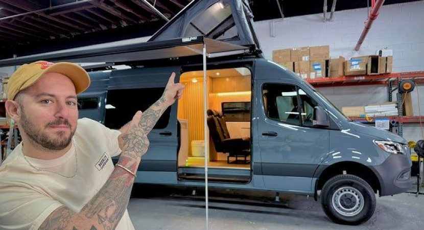 Homme pointant un van aménagé avec un espace de vie et un toit relevable.